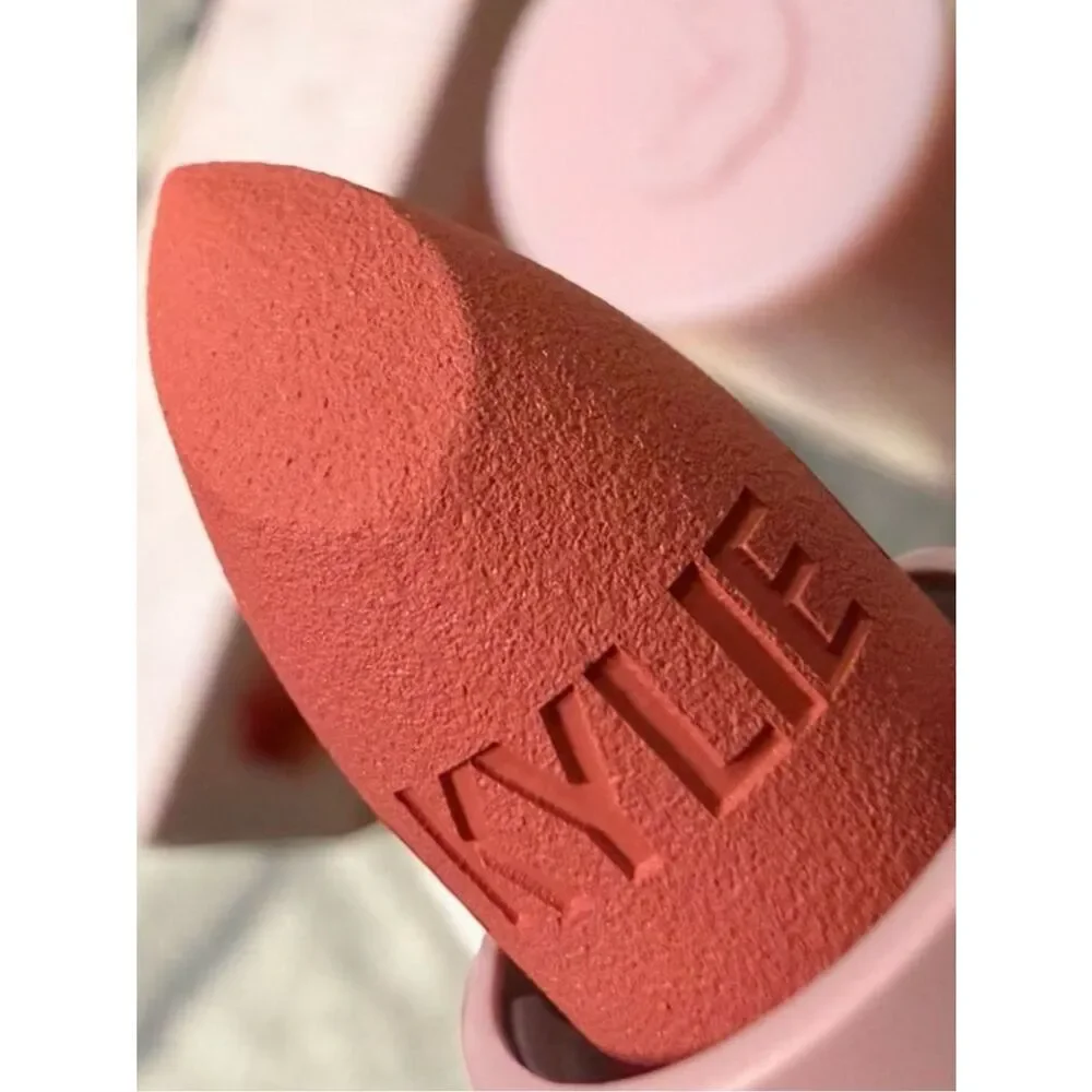 KYLIE COSMETICS MATTE LIPSTICK 209 SUMMER SOMEWHERE PINK CORAL